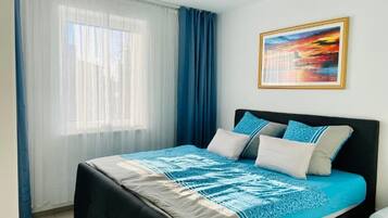 1 bedroom, desk, WiFi