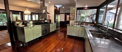 Micro-ondes, four, plaque de cuisson, lave-vaisselle