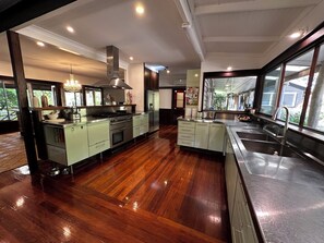 Private kitchen -  A large modern-style farmhouse in the Byron Hinterland. Creek frontage (Fernleigh)