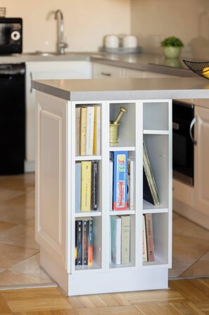 冷蔵庫、電子レンジ、オーブン、コンロ