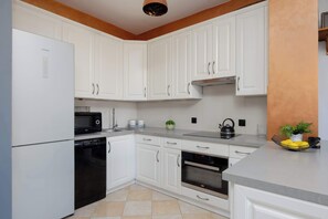 ثلاجة، ميكروويف، فرن، موقد طهي مسطح