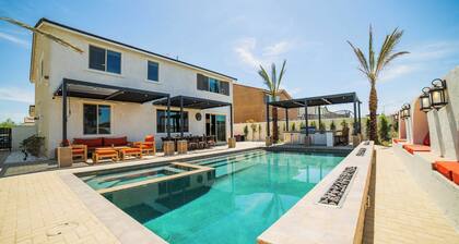 Stylish Home w/ Pool, Firepit, Chefs Kitchen & Scenic Outdoor Living Casa Mirage by Avantstay