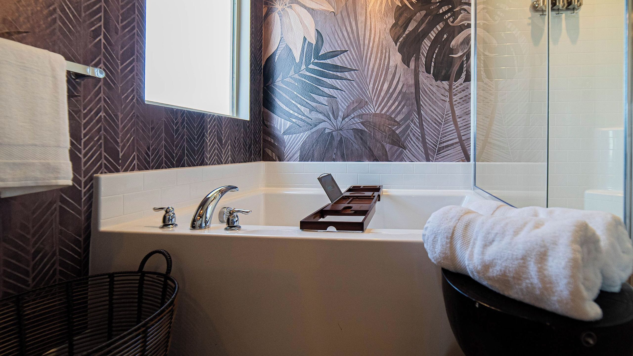 Une salle de bain moderne avec une baignoire sur pieds, un porte-serviettes et un espace douche.