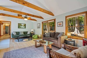 TV, fireplace - The House on Cranberry - For 8 (Kennebunk)