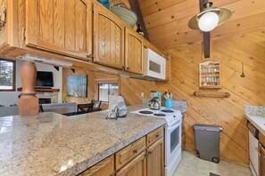 Fridge, microwave, oven, stovetop - 2BR Ski Base & Cozy Condo for 8! (Mammoth Lakes)