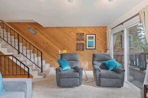 TV, fireplace, video games, DVD player - 2BR Ski Base & Cozy Condo for 8! (Mammoth Lakes)