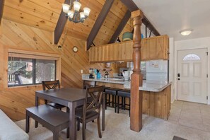 Dining - 2BR Ski Base & Cozy Condo for 8! (Mammoth Lakes)