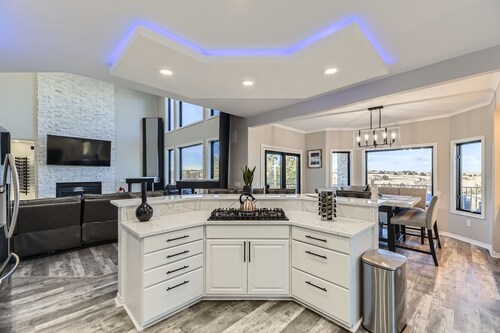 Spacious 6-bedroom villa in peaceful Parker with AC and gym