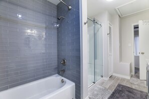 Shower, hair dryer, towels, soap - Spacious 5-bedroom house near Khalahari and Camelback (Long Pond)