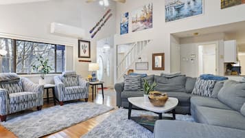 Televisión y chimenea