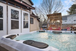 Outdoor spa tub - Spacious 5-bedroom house near Khalahari and Camelback (Long Pond)