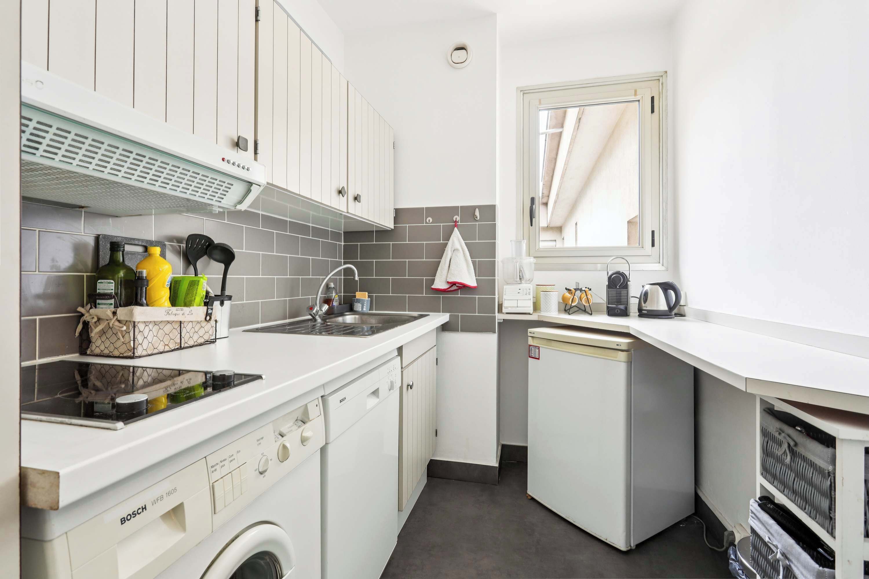 Réfrigérateur, micro-ondes, lave-vaisselle, cafetière/bouilloire