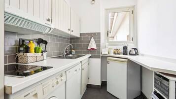 Réfrigérateur, micro-ondes, lave-vaisselle, cafetiÚre/bouilloire