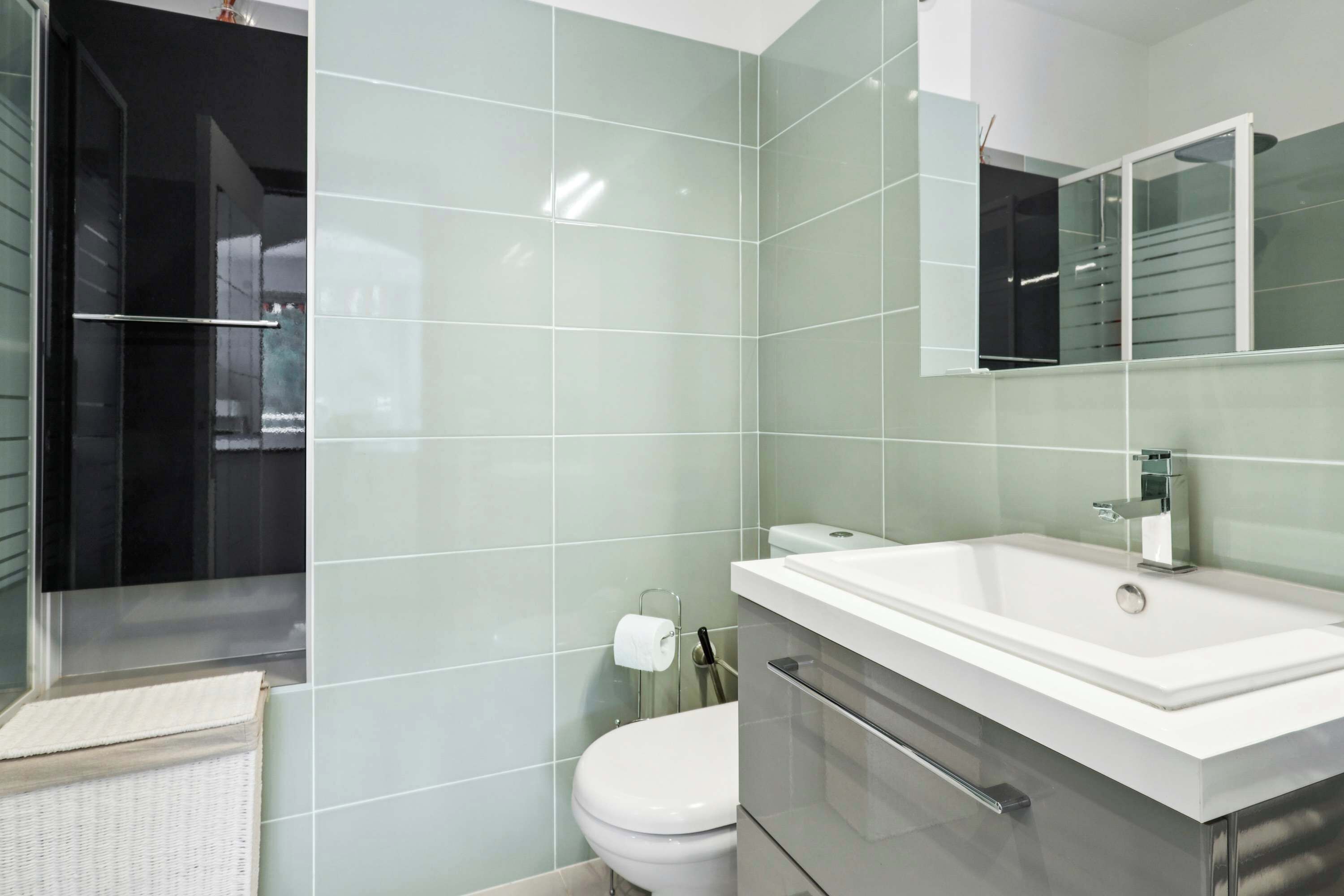 Douche, articles de toilette gratuits, sèche-cheveux