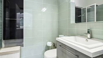 Douche, articles de toilette gratuits, sèche-cheveux