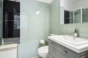 Douche, articles de toilette gratuits, sèche-cheveux