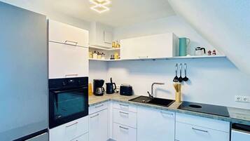 Kühlschrank, Mikrowelle, Ofen, Herdplatte