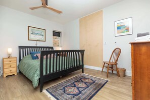 Tabla de planchar con plancha, wifi, ropa de cama