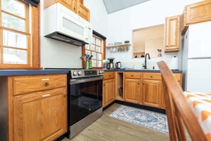 Frigorífico, microondas, horno y placa de cocina