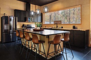 Geladeira, micro-ondas, fogão, cooktop