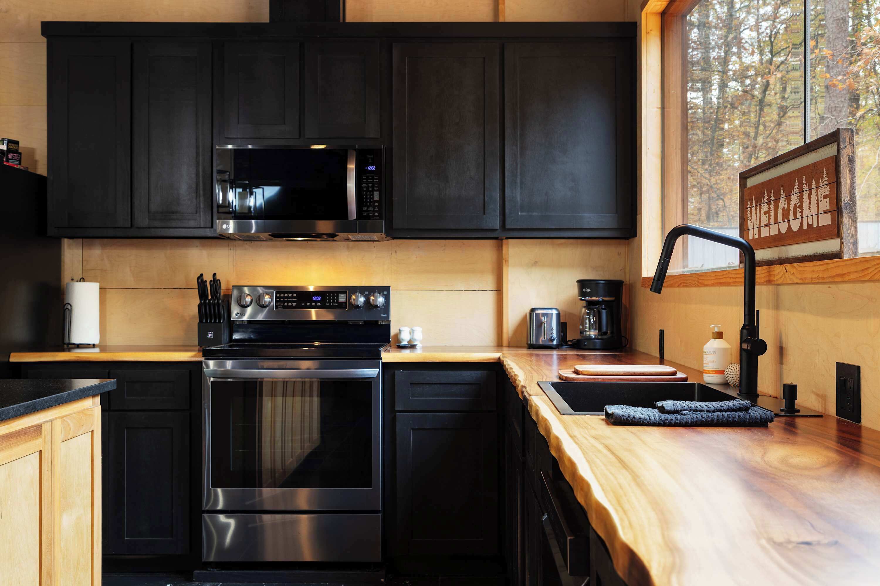 Frigorifero, microonde, forno, piano cottura