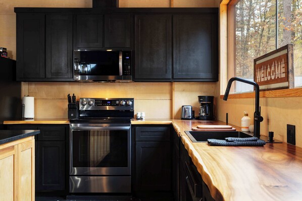 Kylskåp, mikrovågsugn, ugn och spishäll