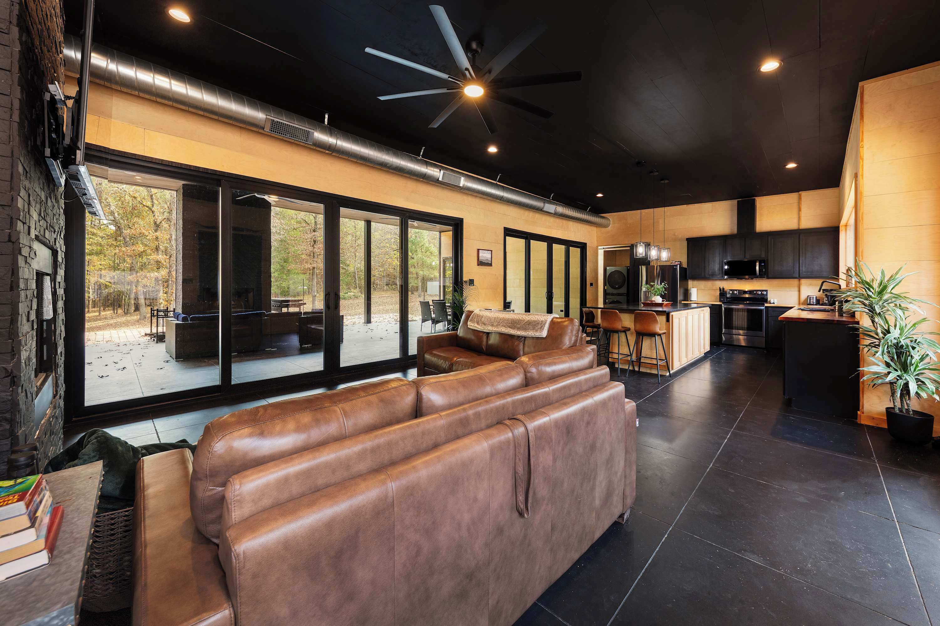 Una televisión, una chimenea