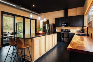 Kylskåp, mikrovågsugn, ugn och spishäll