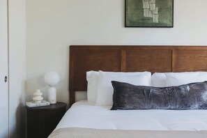2 bedrooms, desk, iron/ironing board, travel cot - Luxury Designer Apartment 802| Gold Coast/Old Town (Chicago)