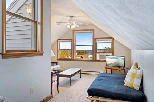 Rooftop Deck • Mins to Nubble & Beach • Sleeps 10