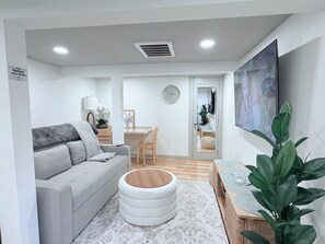 Smart TV, chimenea y libros 