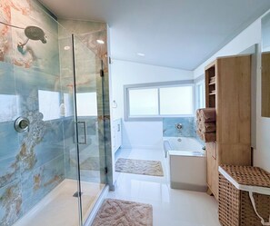 Jetted bath, hair dryer, bidet, towels - Modern 5BR Burien Retreat • Close to SEA Airport • Sleeps Large Groups (Burien)