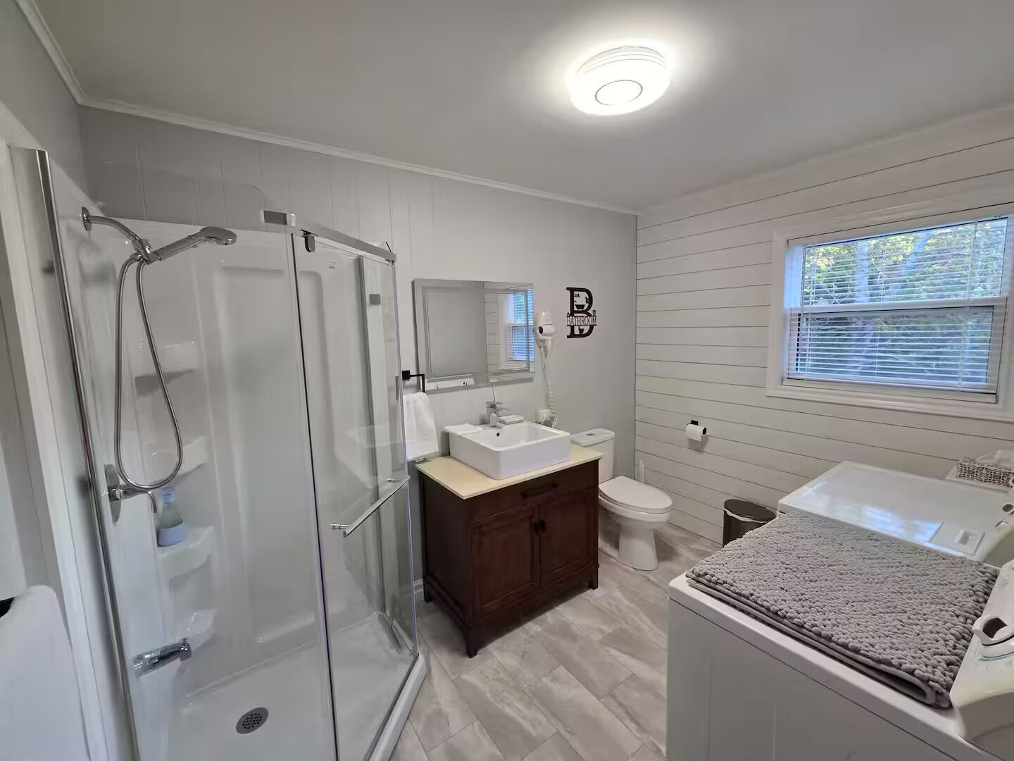 Een douche, een haardroger, handdoeken, zeep