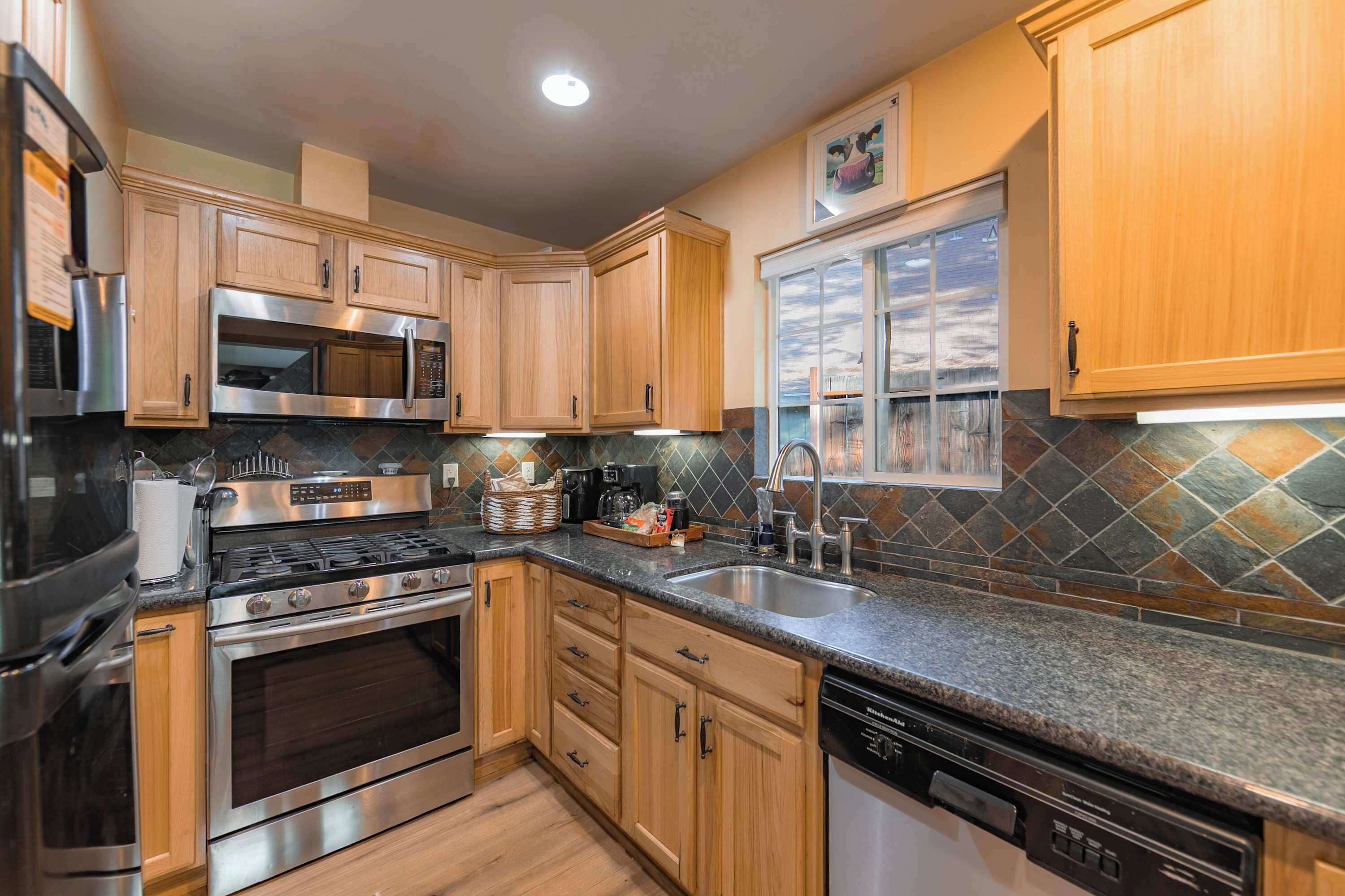 Fridge, microwave, stovetop, dishwasher