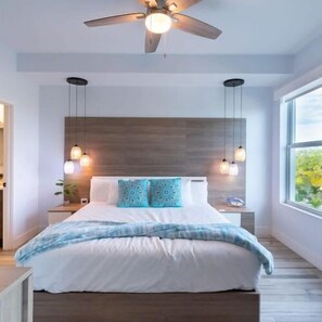 Tabla de planchar con plancha, cuna de viaje, wifi y ropa de cama