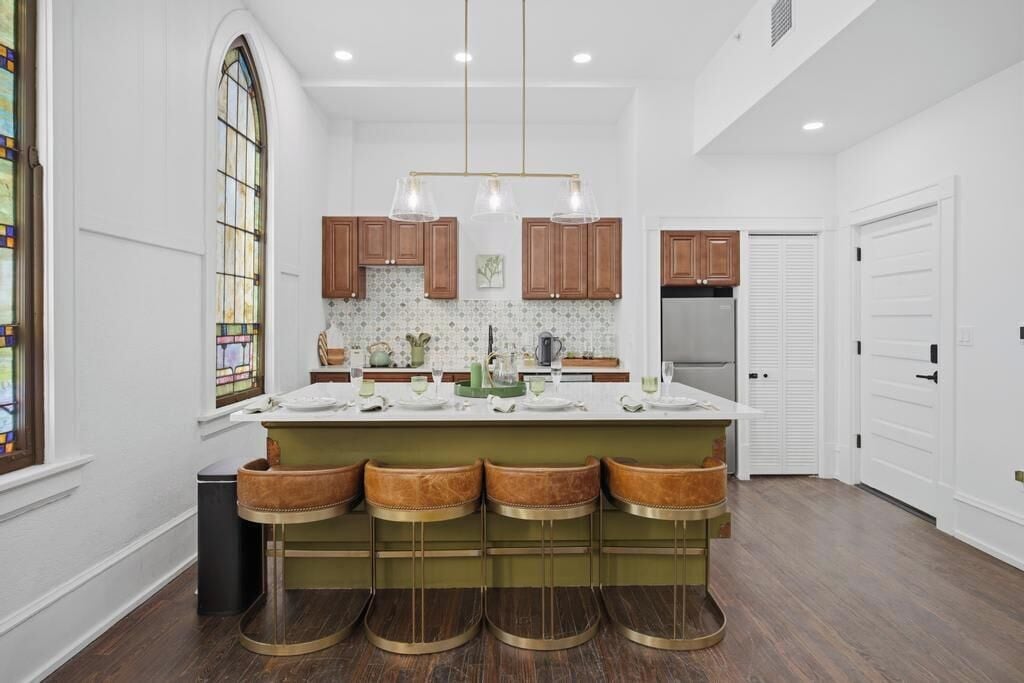 冷蔵庫、電子レンジ、オーブン、コンロ