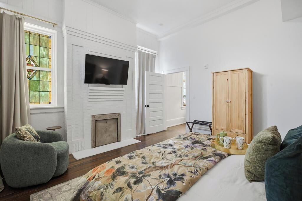 Escritorio, tabla de planchar con plancha, wifi y ropa de cama 