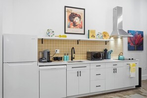 ثلاجة، ميكروويف، موقد طهي مسطح، غسالة أطباق