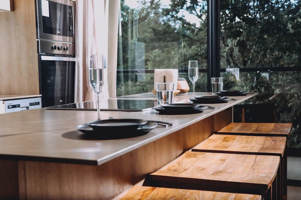 Jääkaappi, mikroaaltouuni, liesi, kahvin-/teenkeitin