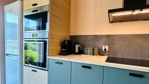 コーヒー / ティーメーカー、冷蔵庫、電子レンジ、オーブン