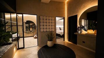 6 bedrooms, iron/ironing board, internet, bed sheets