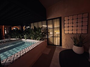 Pool - BLACK ROSE (Medellín)