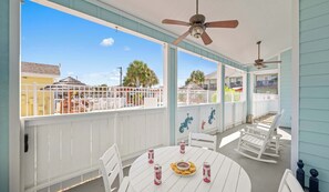 Outdoor dining - Pool, Near Beach & Full Resort Access - Hemingway House (Port Aransas)