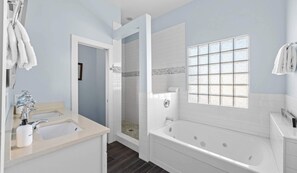 Shower, hair dryer, towels, shampoo - Pool, Near Beach & Full Resort Access - Hemingway House (Port Aransas)