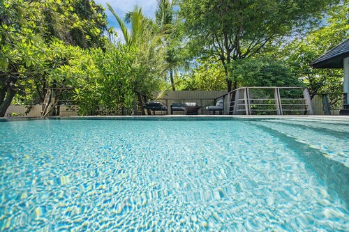 Te Hono Vai cottage, charming Balinese house with swimming pool by the sea