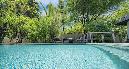 Te Hono Vai cottage, charming Balinese house with swimming pool by the sea