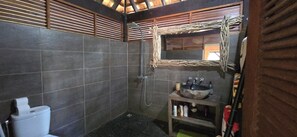 Douche, articles de toilette écologiques, serviettes fournies, savon