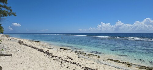 Te Hono Vai cottage, charming Balinese house with swimming pool by the sea