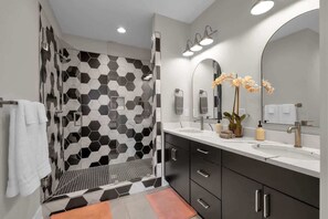 Shower, hair dryer - New Skyline View Rooftop + Hot Tub! 10 mins to DT! (Nashville)