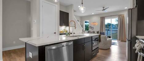 冷蔵庫、電子レンジ、オーブン、コンロ